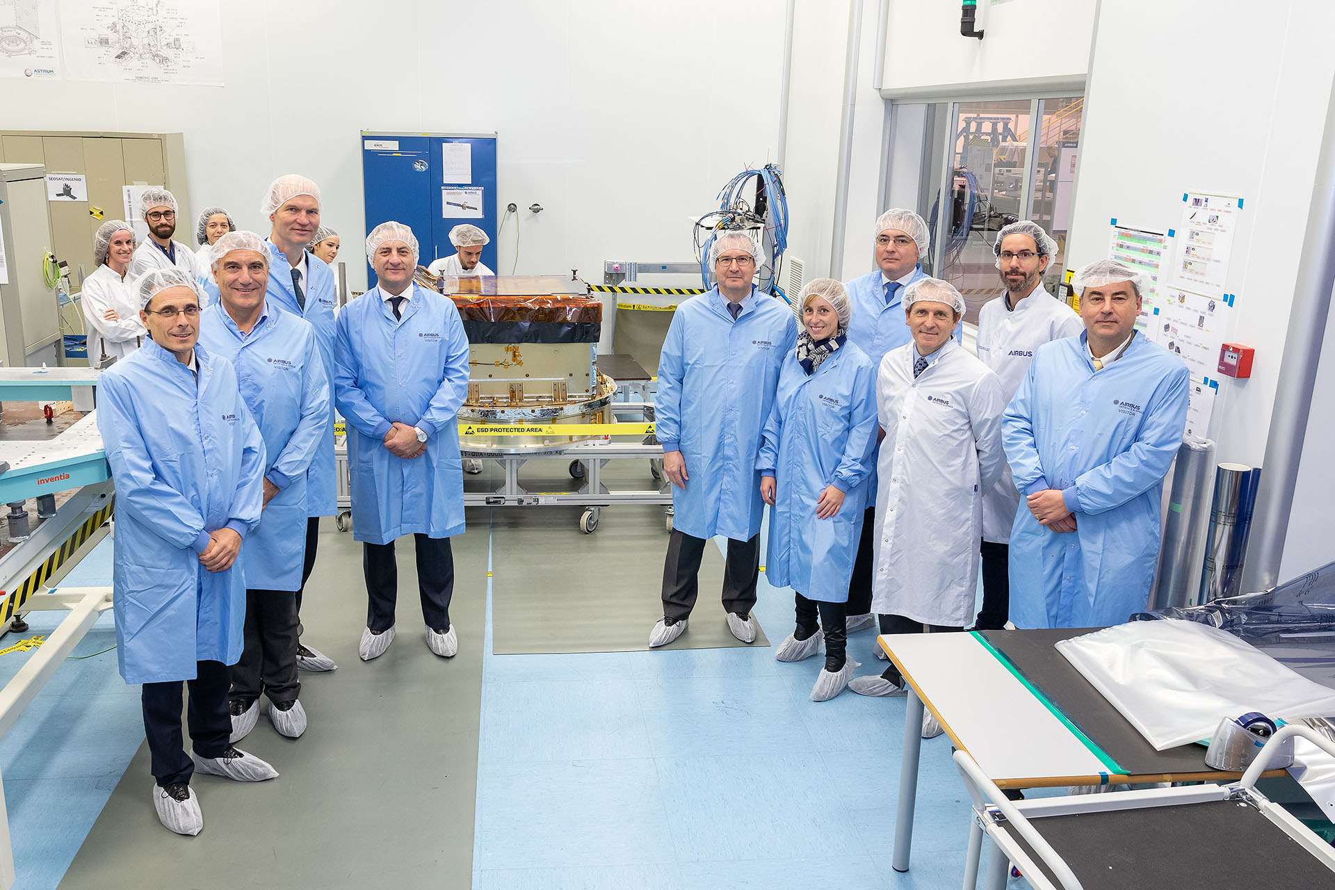 Representatives from Eutelsat, Airbus, the Spanish Centre for the Development of Industrial Technology and ESA with the Quantum active array antenna developed by Airbus Spain. Image credit: Airbus