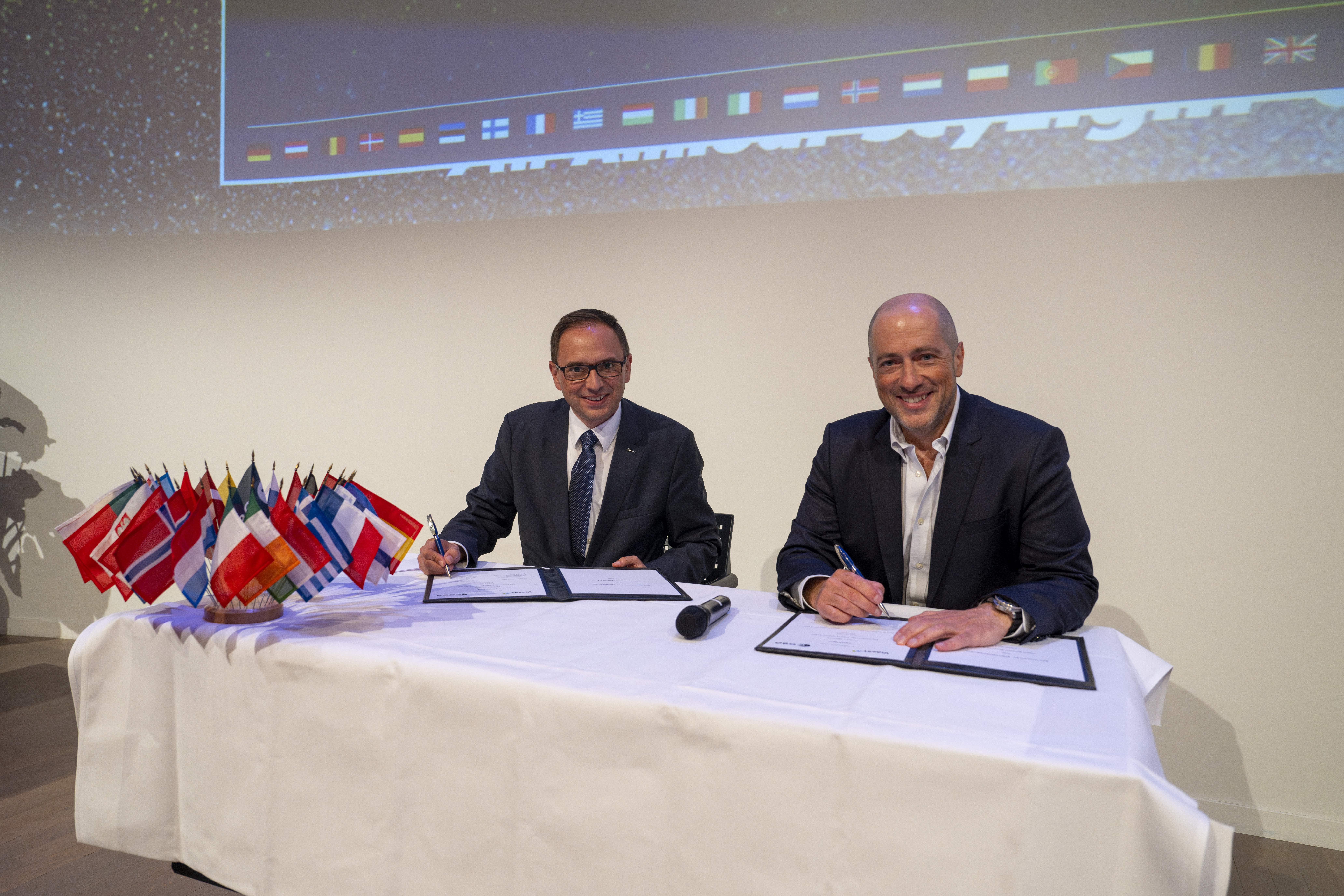 Signature between ESA and Viasat takes place in Eindhoven