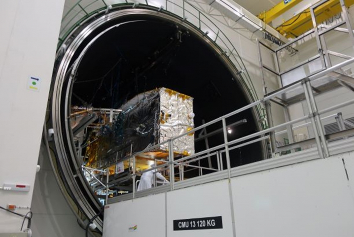 Figure 1: The Eurostar Neo satellite entering the Simmer chamber at Astrolabe Toulouse (F) (Image credit: Airbus Defence and Space)